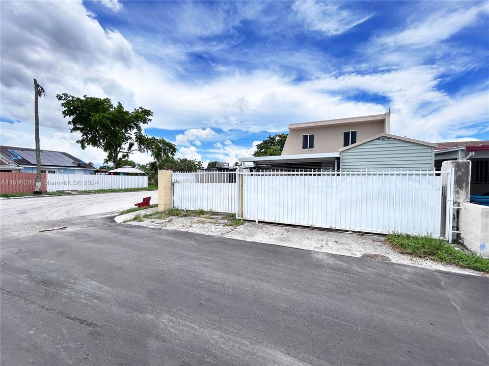 Active With Contract: $415,000 (3 beds, 2 baths, 1123 Square Feet)