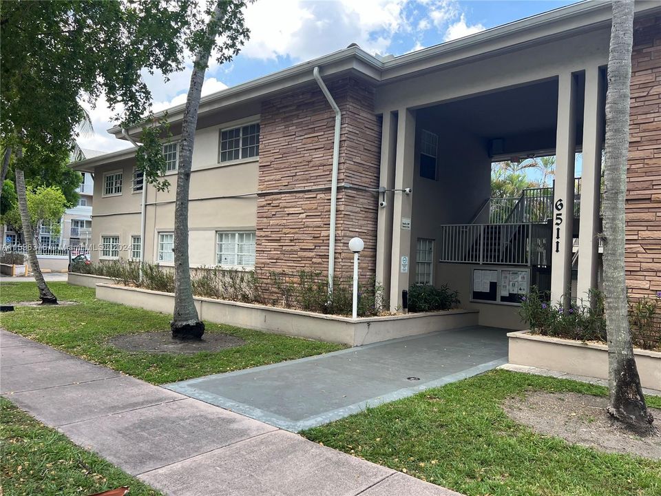 Active With Contract: $2,700 (2 beds, 2 baths, 841 Square Feet)