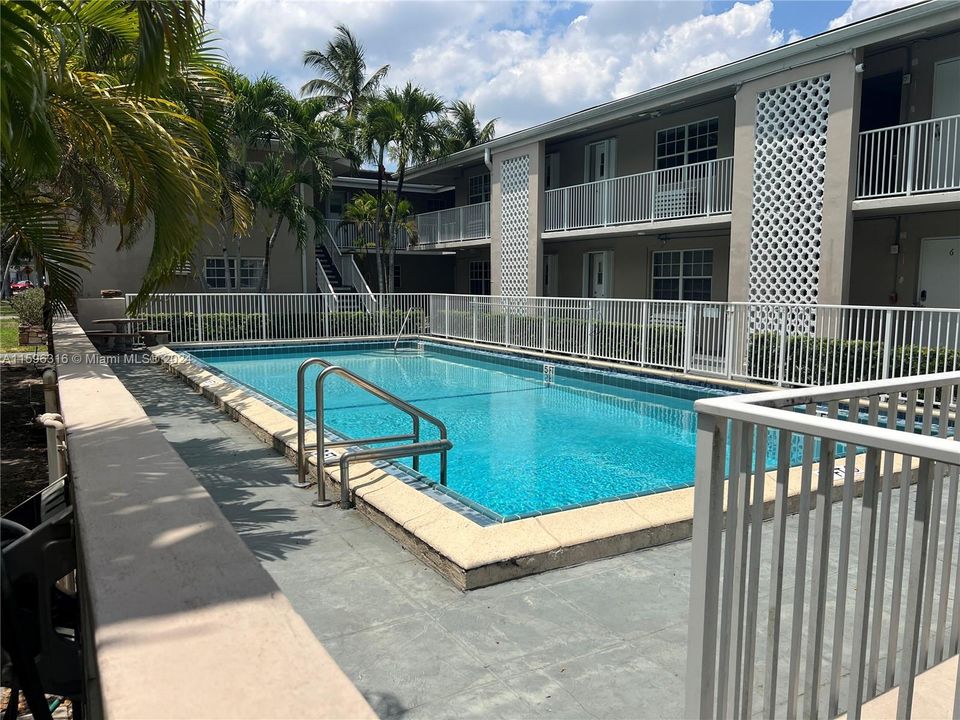 Active With Contract: $2,700 (2 beds, 2 baths, 841 Square Feet)