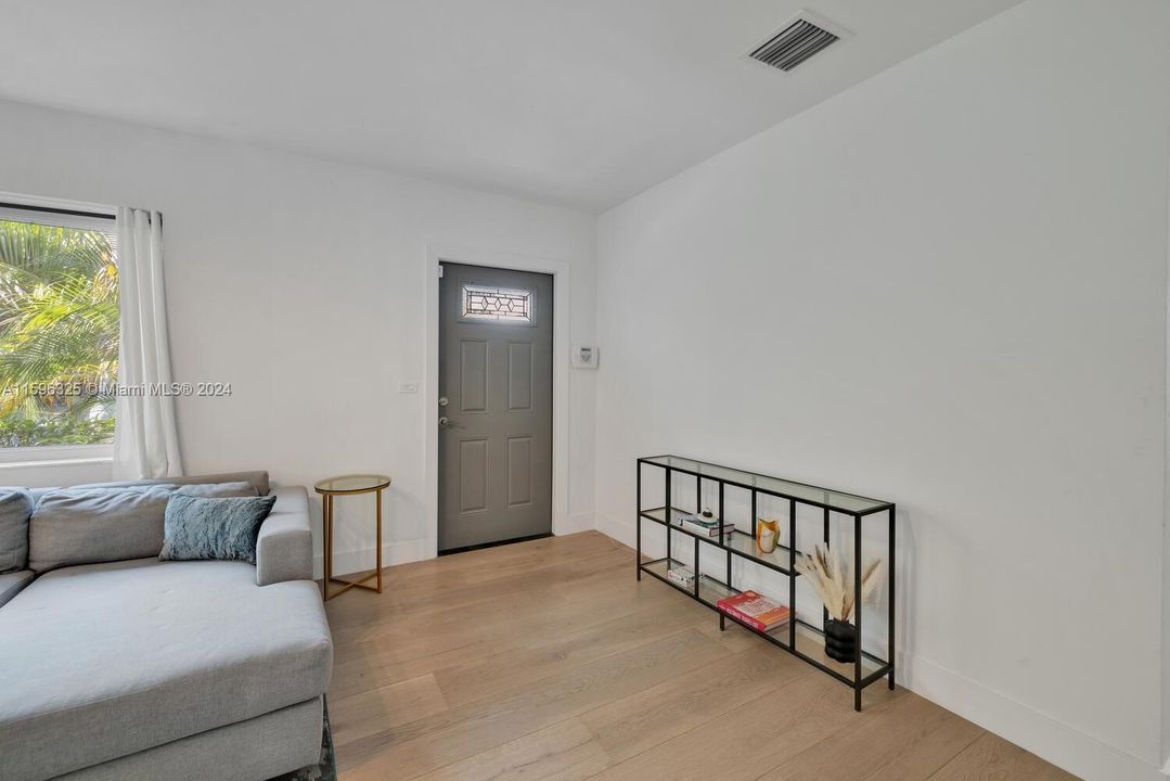 Active With Contract: $995,000 (2 beds, 1 baths, 1164 Square Feet)