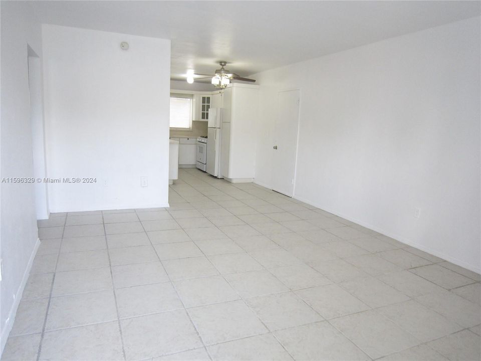 For Sale: $225,000 (1 beds, 1 baths, 619 Square Feet)