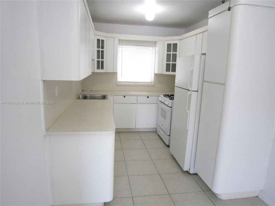 For Sale: $225,000 (1 beds, 1 baths, 619 Square Feet)