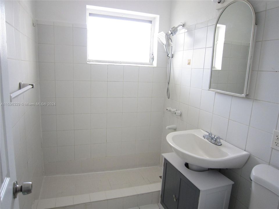 For Sale: $225,000 (1 beds, 1 baths, 619 Square Feet)