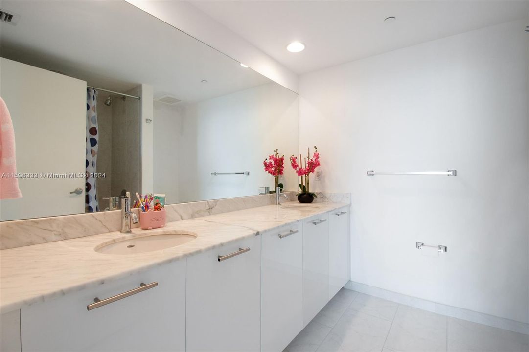 Recently Rented: $5,500 (2 beds, 2 baths, 1278 Square Feet)