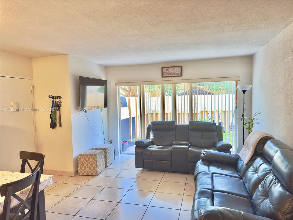 Recently Rented: $2,300 (2 beds, 2 baths, 1060 Square Feet)