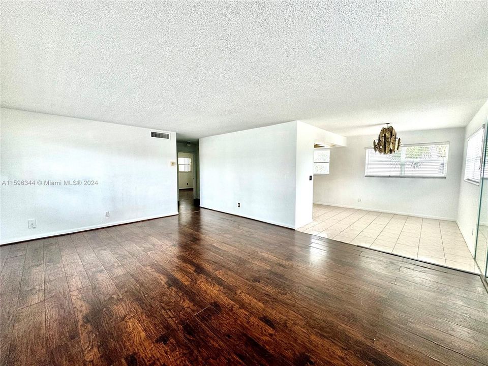 For Sale: $349,900 (2 beds, 2 baths, 1060 Square Feet)