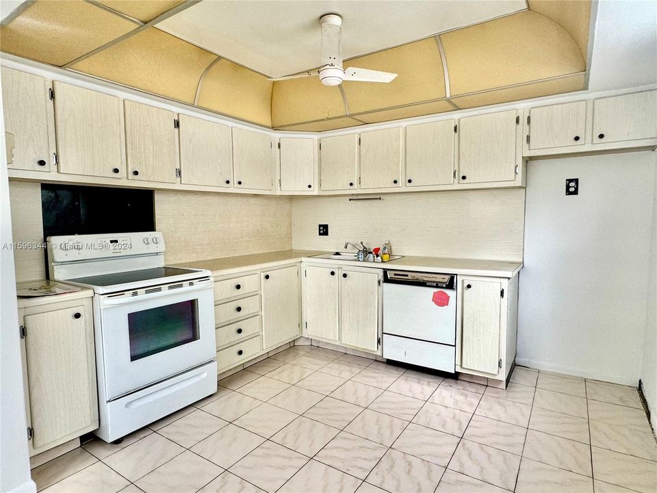 For Sale: $349,900 (2 beds, 2 baths, 1060 Square Feet)