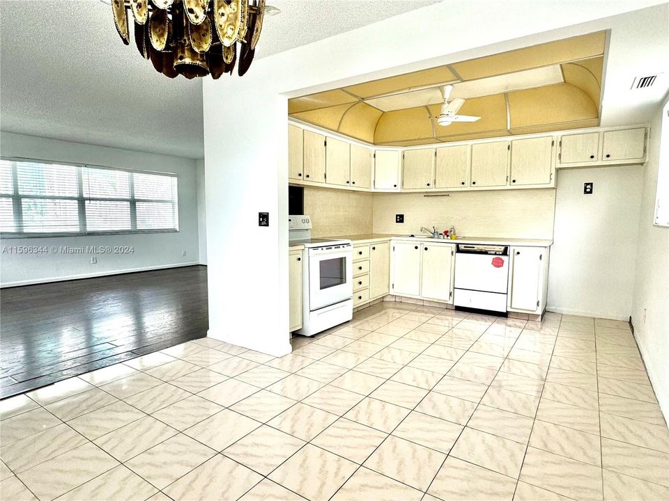 For Sale: $349,900 (2 beds, 2 baths, 1060 Square Feet)