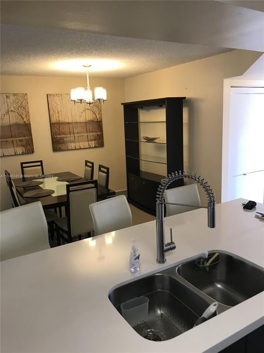 Active With Contract: $2,300 (1 beds, 1 baths, 899 Square Feet)