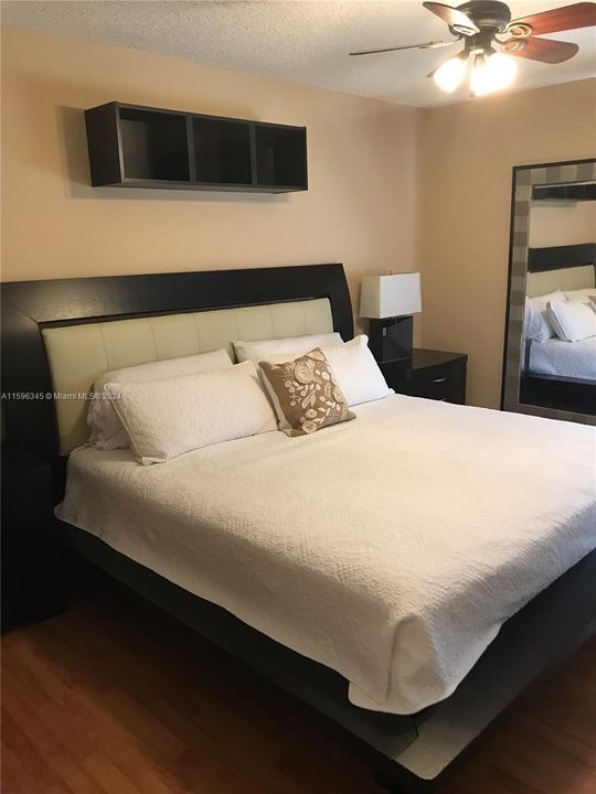 Active With Contract: $2,300 (1 beds, 1 baths, 899 Square Feet)