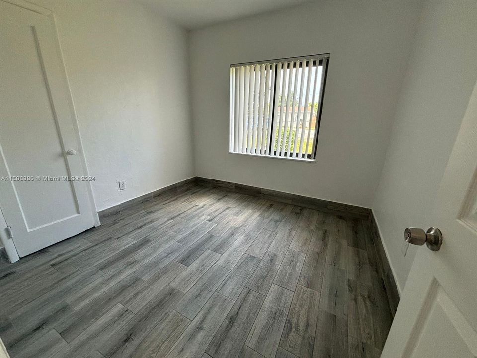 Active With Contract: $2,600 (3 beds, 1 baths, 936 Square Feet)