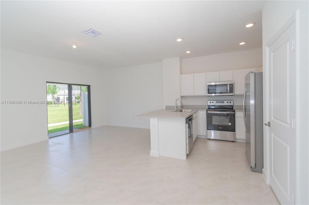 Active With Contract: $2,650 (3 beds, 2 baths, 1488 Square Feet)