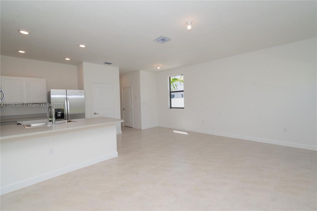 Active With Contract: $2,650 (3 beds, 2 baths, 1488 Square Feet)