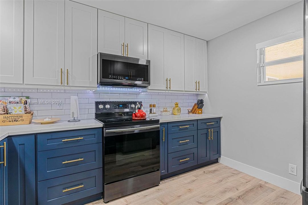 Active With Contract: $2,500 (2 beds, 2 baths, 1306 Square Feet)