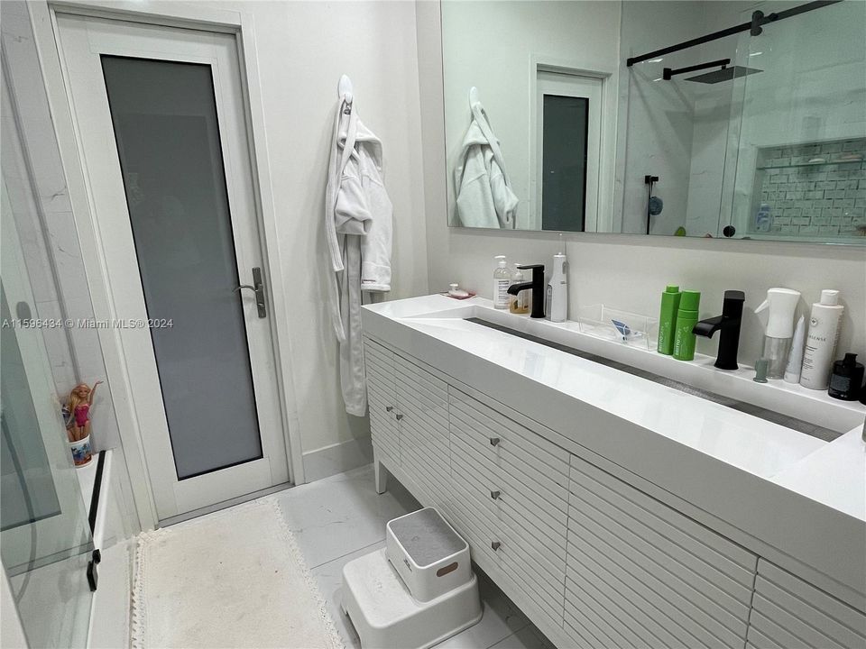 最近租的: $4,900 (4 贝兹, 2 浴室, 2077 平方英尺)
