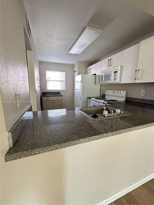 Active With Contract: $2,100 (2 beds, 2 baths, 958 Square Feet)
