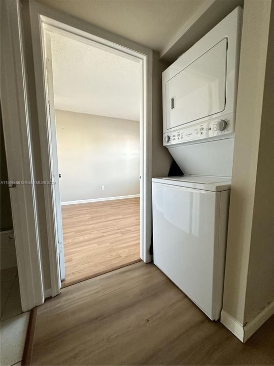 Active With Contract: $2,100 (2 beds, 2 baths, 958 Square Feet)