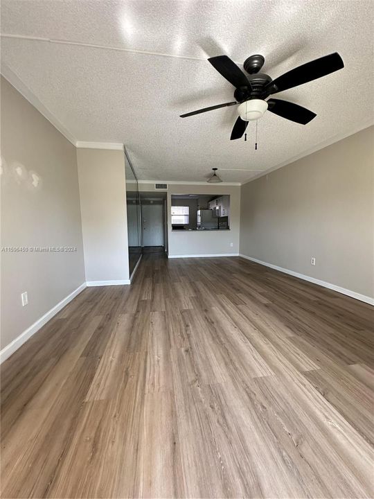 Active With Contract: $2,100 (2 beds, 2 baths, 958 Square Feet)