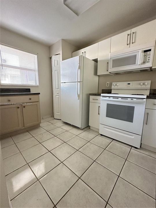 Active With Contract: $2,100 (2 beds, 2 baths, 958 Square Feet)