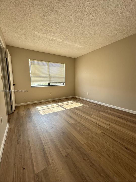 Active With Contract: $2,100 (2 beds, 2 baths, 958 Square Feet)