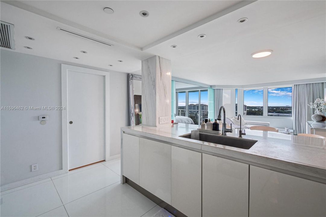 For Sale: $1,295,000 (1 beds, 1 baths, 858 Square Feet)