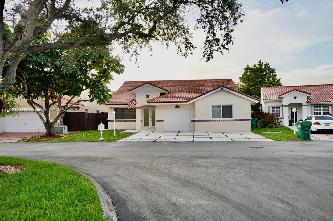 For Sale: $785,000 (4 beds, 3 baths, 1852 Square Feet)