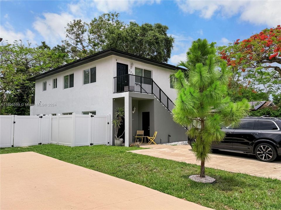 Active With Contract: $3,200 (3 beds, 2 baths, 2436 Square Feet)