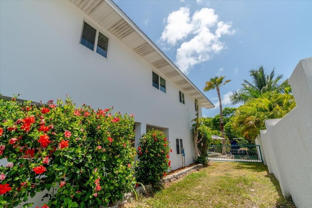 For Sale: $2,200,000 (3 beds, 3 baths, 1872 Square Feet)