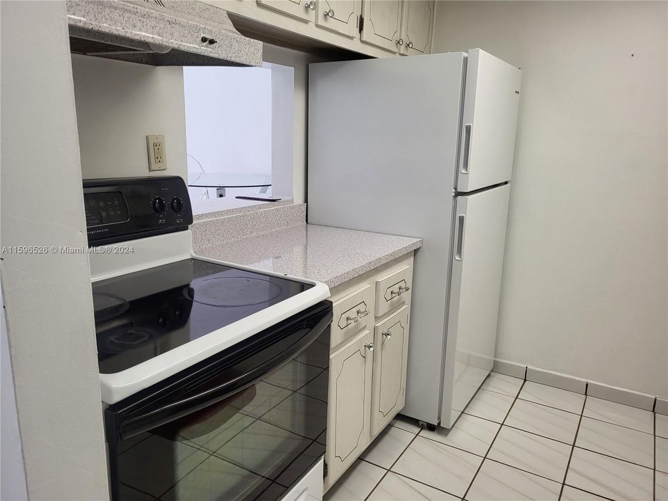 Active With Contract: $1,800 (1 beds, 1 baths, 614 Square Feet)