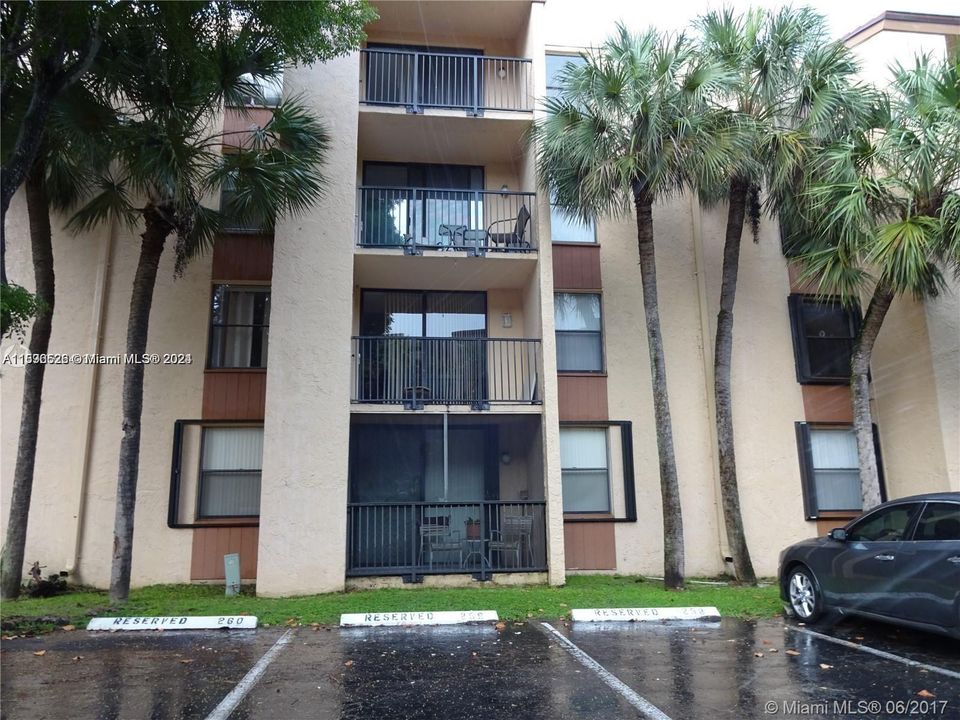 Active With Contract: $1,800 (1 beds, 1 baths, 614 Square Feet)