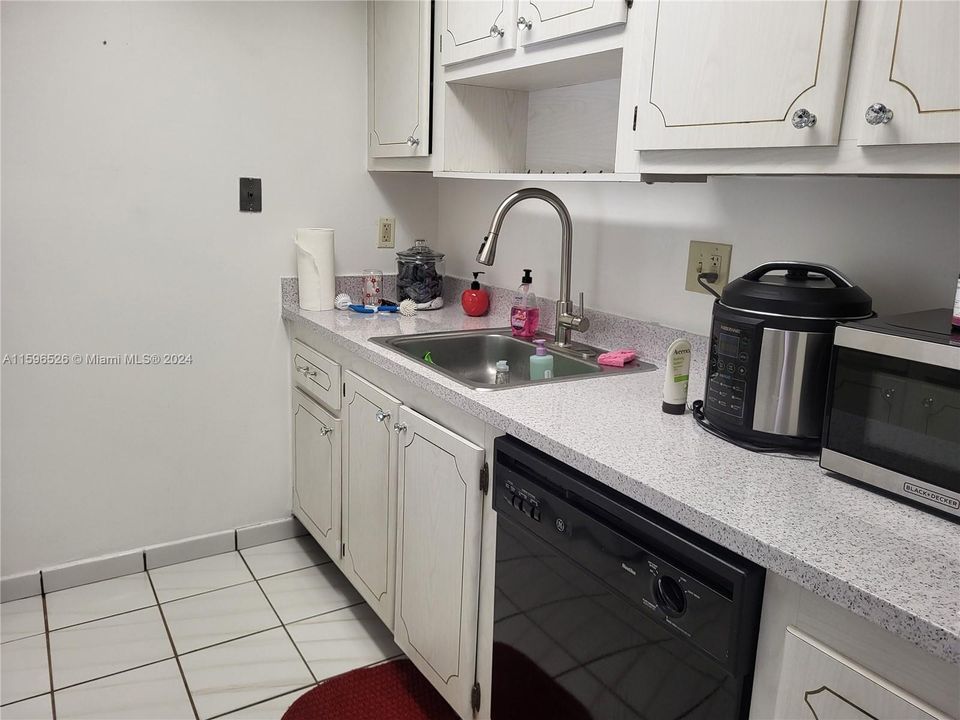 Active With Contract: $1,800 (1 beds, 1 baths, 614 Square Feet)