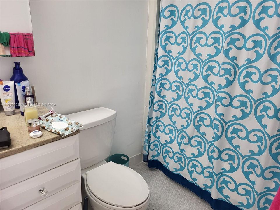 Active With Contract: $1,800 (1 beds, 1 baths, 614 Square Feet)