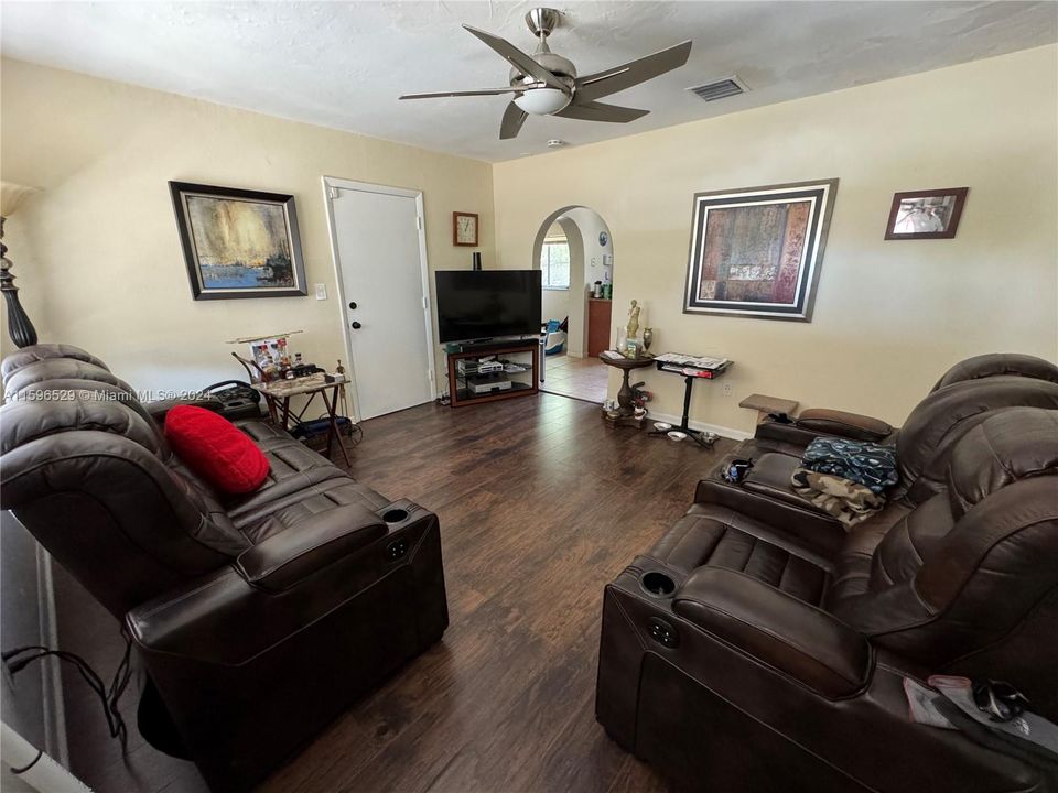 For Sale: $315,000 (2 beds, 1 baths, 810 Square Feet)