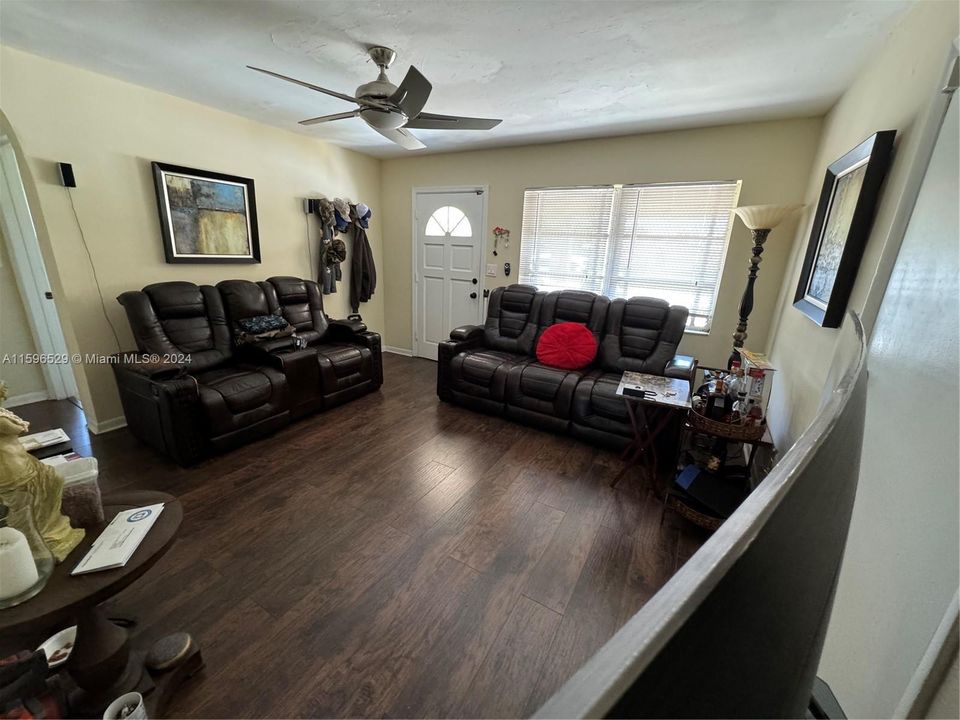 For Sale: $315,000 (2 beds, 1 baths, 810 Square Feet)