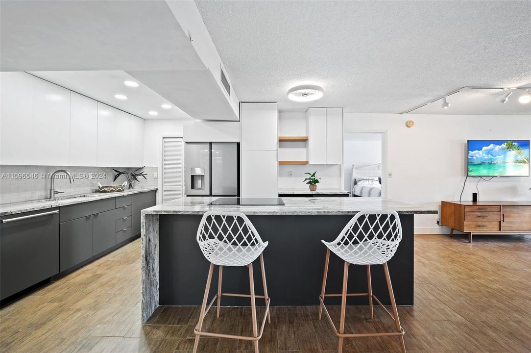 For Sale: $334,900 (2 beds, 2 baths, 1106 Square Feet)