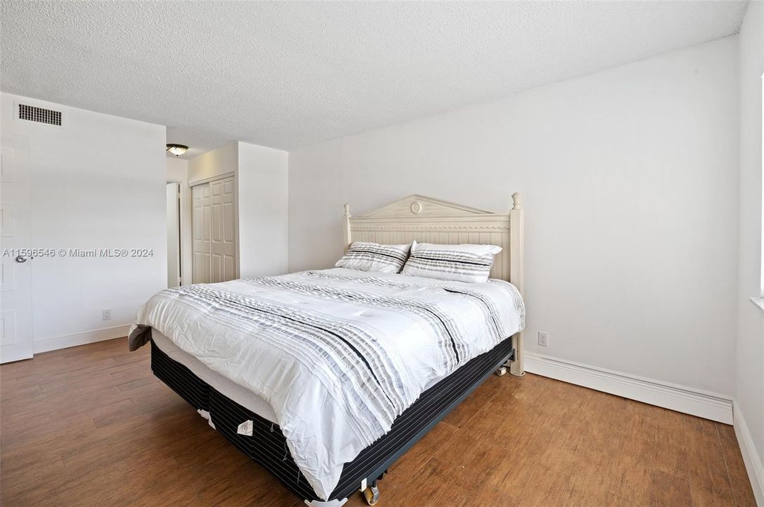 For Sale: $334,900 (2 beds, 2 baths, 1106 Square Feet)