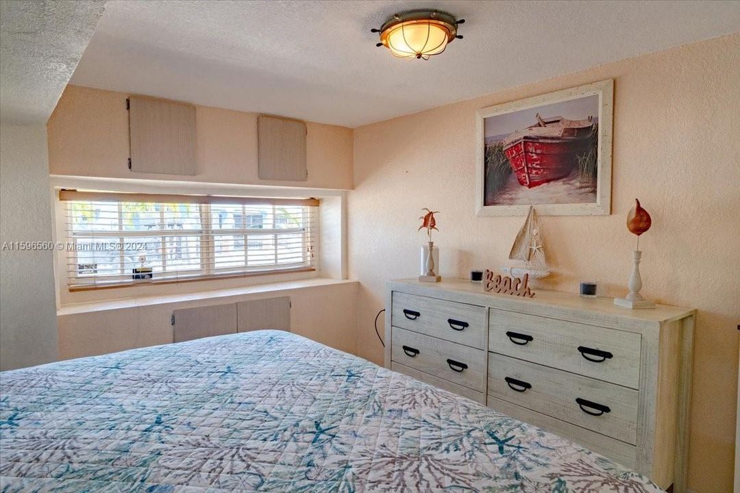 For Sale: $349,000 (2 beds, 1 baths, 672 Square Feet)