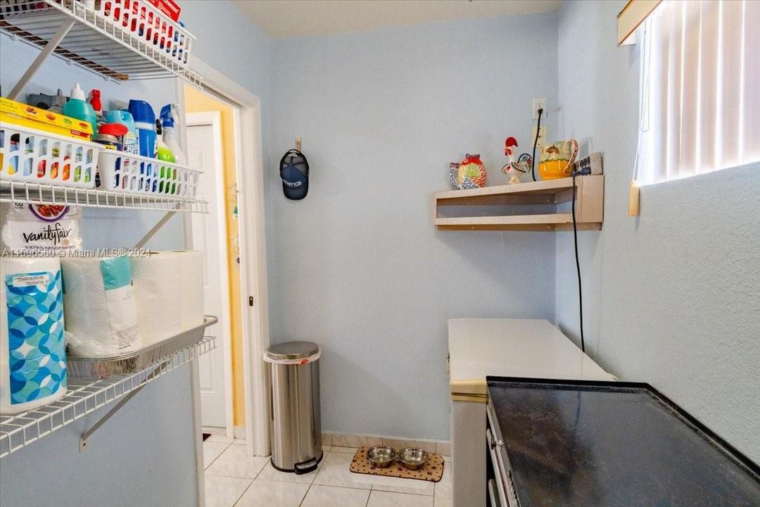 For Sale: $349,000 (2 beds, 1 baths, 672 Square Feet)