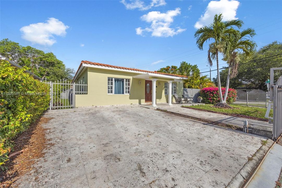 For Sale: $900,000 (3 beds, 2 baths, 2112 Square Feet)