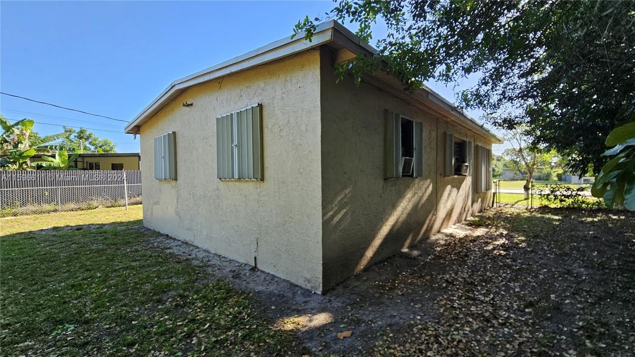 For Sale: $320,000 (3 beds, 1 baths, 851 Square Feet)