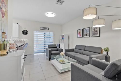 Recently Sold: $525,000 (3 beds, 2 baths, 1650 Square Feet)