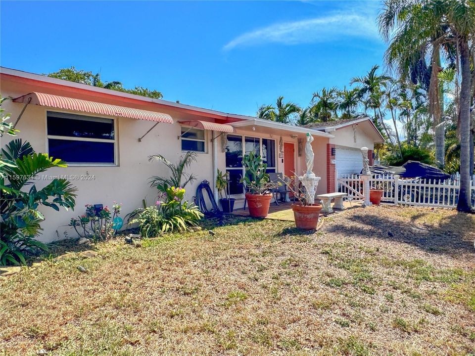 For Sale: $575,000 (2 beds, 2 baths, 1143 Square Feet)