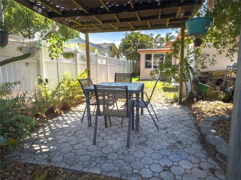 For Sale: $575,000 (2 beds, 2 baths, 1143 Square Feet)