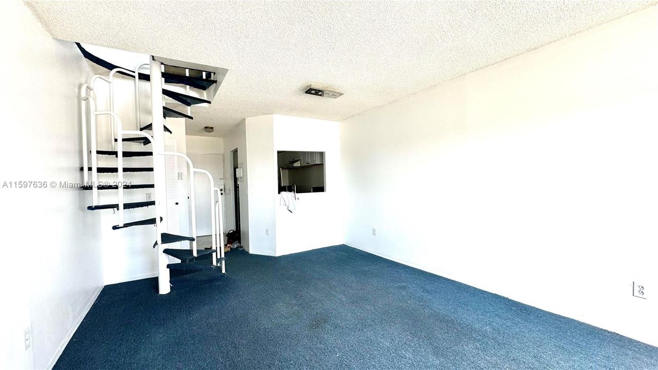 Active With Contract: $199,000 (1 beds, 1 baths, 746 Square Feet)