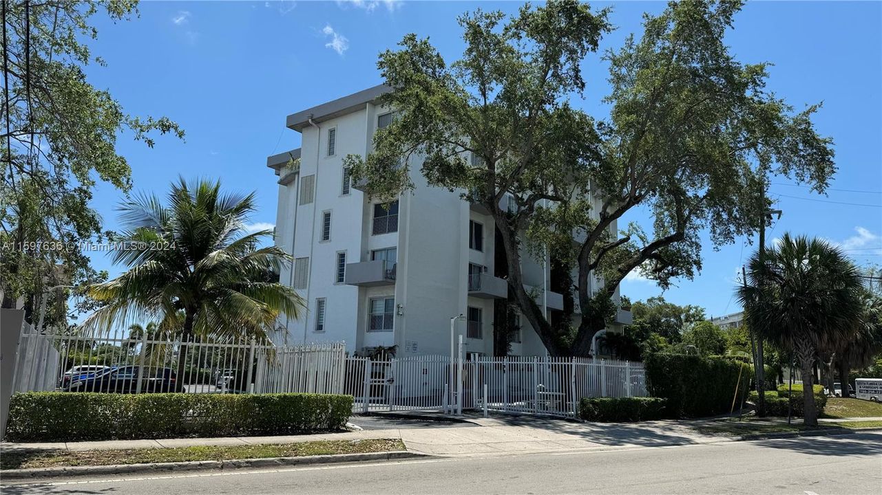 Active With Contract: $199,000 (1 beds, 1 baths, 746 Square Feet)