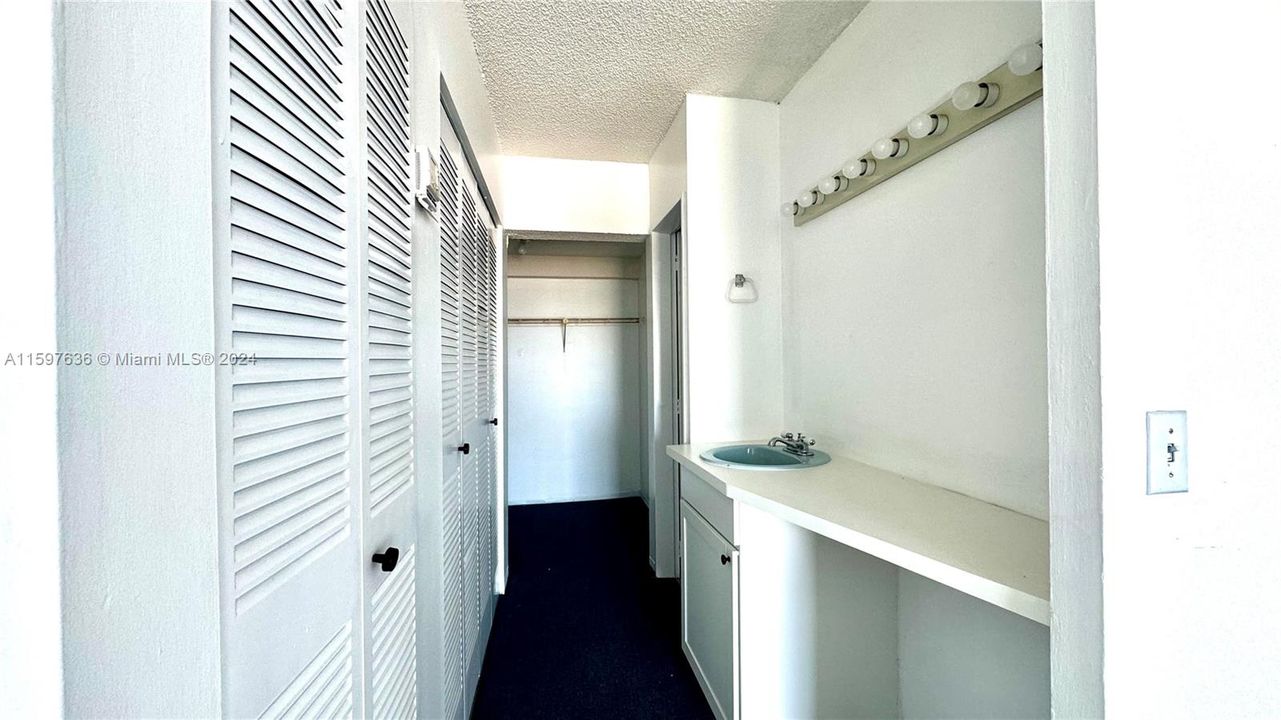 Active With Contract: $199,000 (1 beds, 1 baths, 746 Square Feet)