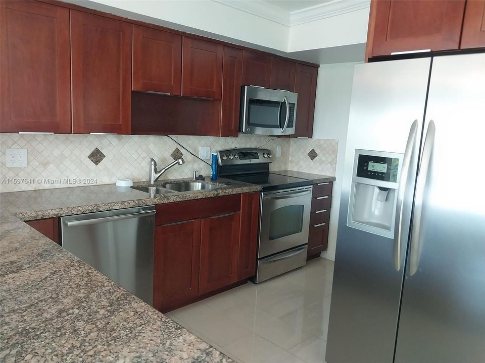 For Sale: $290,000 (1 beds, 1 baths, 850 Square Feet)