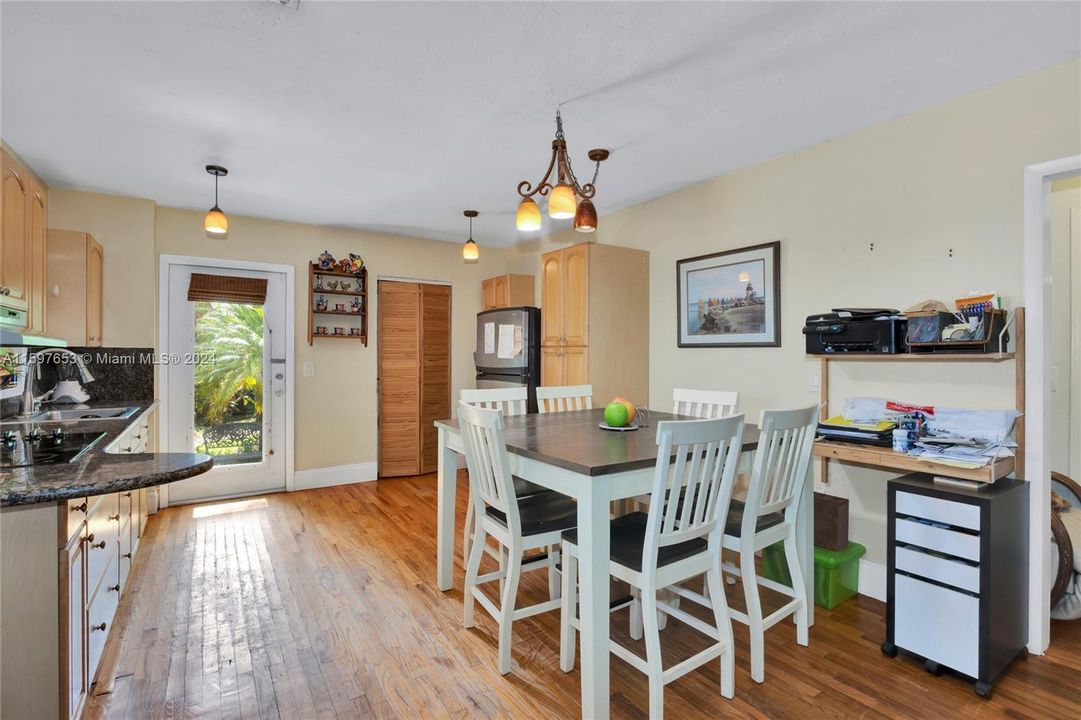 For Sale: $650,000 (2 beds, 1 baths, 902 Square Feet)