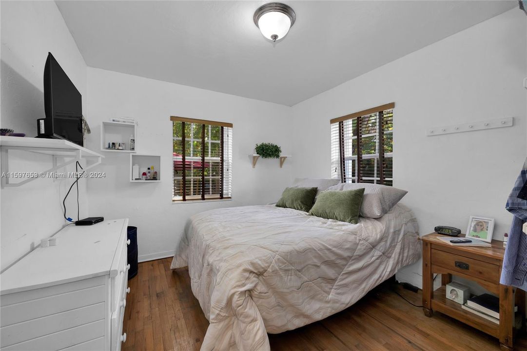 For Sale: $650,000 (2 beds, 1 baths, 902 Square Feet)