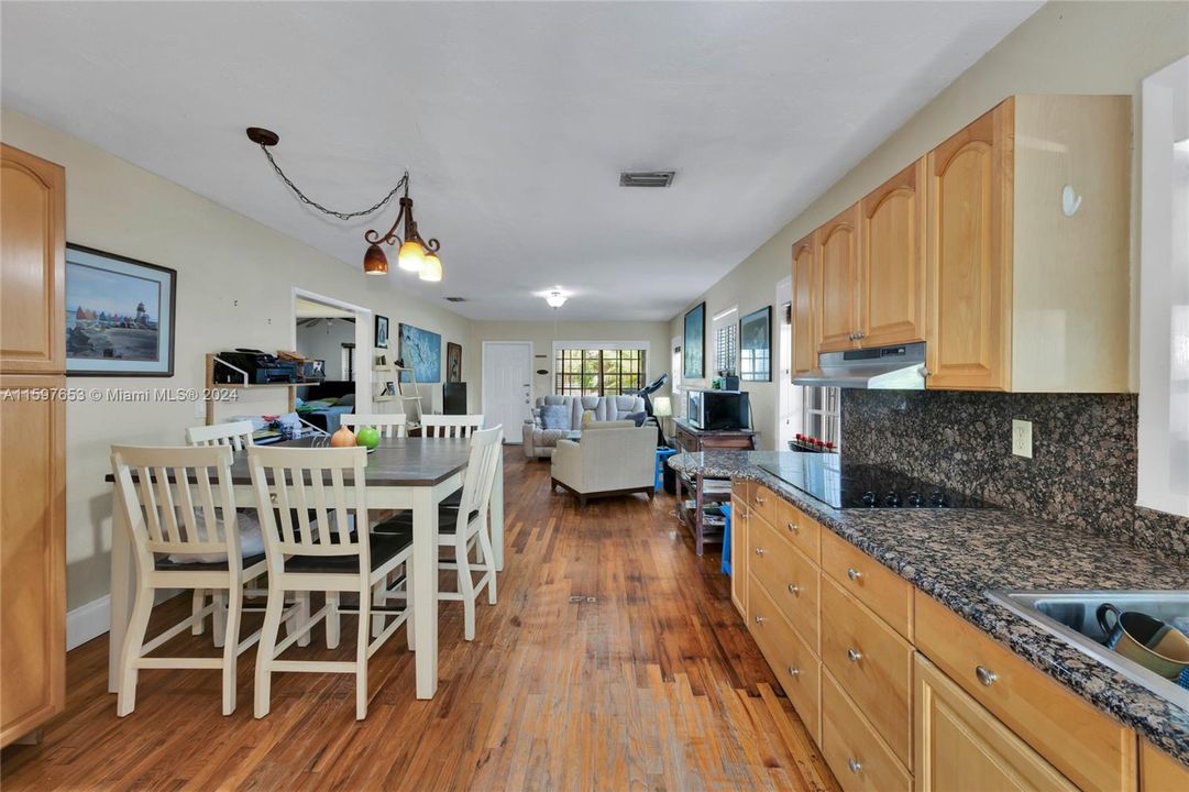 For Sale: $650,000 (2 beds, 1 baths, 902 Square Feet)